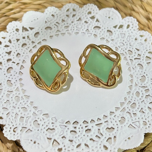 Vintage Monet Green Enamel Gold Tone Open Filigree Clip-On Oval Earrings - Picture 7 of 10